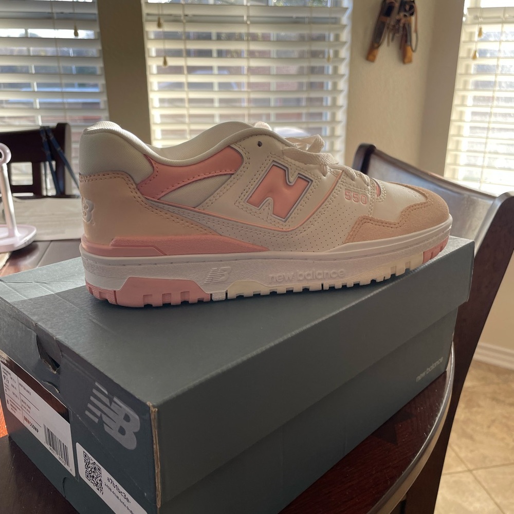 NWT, women’s New Balance 550, pink and white sneakers